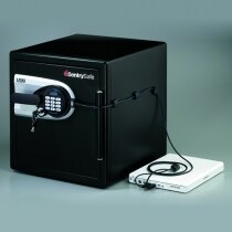 Sentry QE4531 Fire Safe connected to a laptop