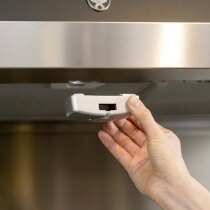 The intelligent heat sensor fits to the cooker hood using magnets
